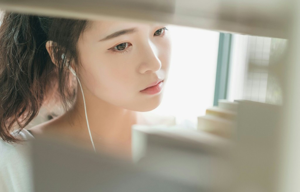 我和谁都不争，和谁我都不屑，我爱大自然，其次是艺术，我烤着生命之火取暖，火萎了，我也准备走了。